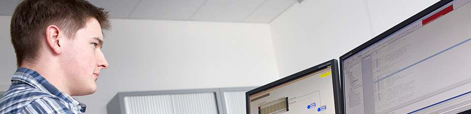 Ingenieur bei der Programmierung an zwei Monitoren