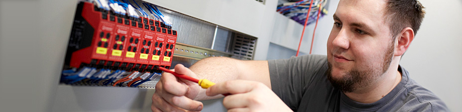 Techniker bei der Verdrahtung eines Schaltschranks